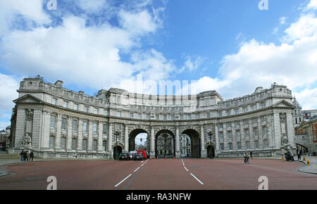 Londra, Inghilterra - 5 Marzo: Admiralty Arch a Londra il 5 marzo 2007. Panorama di Admiralty Arch visto da The Mall a Londra, Inghilterra. Foto Stock