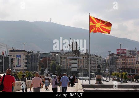 SKOPJE, MACEDONIA - 17 settembre: Macedonia Square a Skopje il 17 settembre 2012. Macedonia quadrato con grande bandiera nazionale a pomeriggio a Skopje, ma Foto Stock