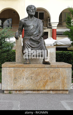Salonicco, Grecia - 30 giugno: Aristotele statua a Salonicco il 30 giugno 2011. Il filosofo greco Aristotele scultura alla piazza della città in Grecia Foto Stock