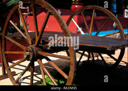 MERIDA, YUC/MESSICO - Nov 13, 2017: un vecchio e restaurato carrello di legno utilizzato per la decorazione a San Pedro Palomeque station wagon Foto Stock