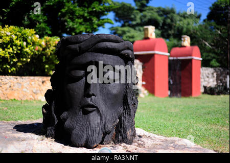 MERIDA, YUC/MESSICO - Nov 13, 2017: la scultura di un Gesù Cristo faccia scolpita in legno. Dettaglio della decorazione a San Pedro Palomeque station wagon Foto Stock