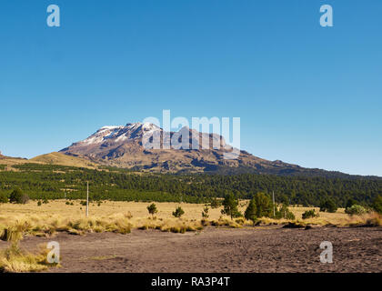 Nuvola di fumo esce dal vulcano, Iztaccihuatl Izta-Popo Zoquiapan National Park, Messico Foto Stock