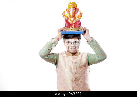 Giovane uomo indiano con Lord Ganesha , celebrando Ganesh festival Foto Stock