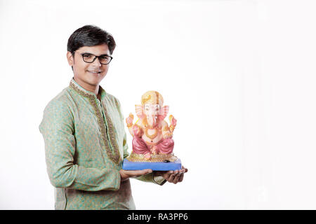 Giovane uomo indiano con Lord Ganesha , celebrando Ganesh festival Foto Stock