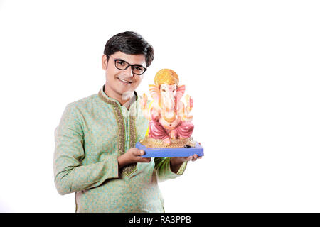 Giovane uomo indiano con Lord Ganesha , celebrando Ganesh festival Foto Stock