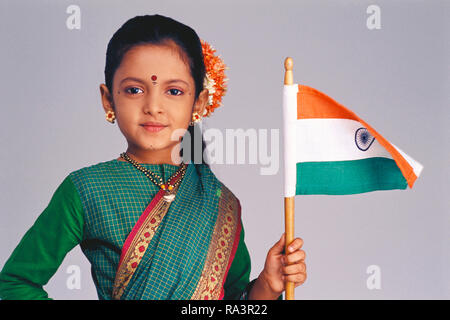 Serva, indossando il tradizionale MAHARASHTRIAN SAREE , tenendo la bandiera indiana Foto Stock