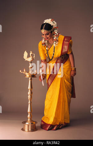 VDA1111 signor#119 sud indiane sposa vestito nel tradizionale costume nuziale,a figura intera, illuminazione di una lampada tradizionale Foto Stock