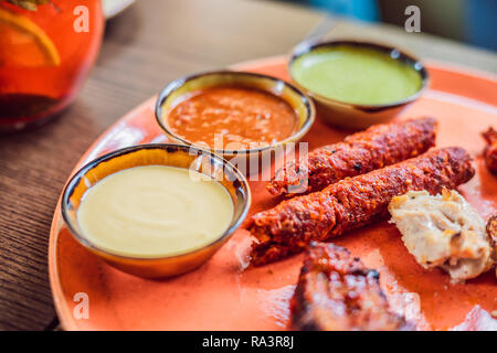 La cucina indiana-famoso Indian di montone o di agnello curry piatto in una ghisa pentole. Messa a fuoco selettiva fotografia Foto Stock