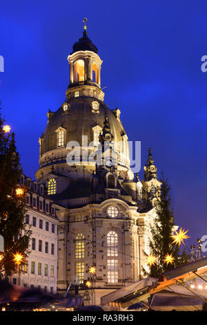 Dresda: chiesa Frauenkirche (Chiesa di Nostra Signora), piazza Neumarkt, mercatino di Natale di , Sachsen, Sassonia, Germania