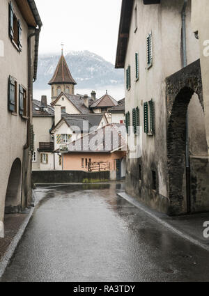 Idilliaco villaggio alpino di Maienfeld in Svizzera con un vlilage strada conduce attraverso il vecchio edificio e molti tetti in background Foto Stock