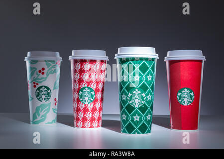 CHIANG MAI, Thailandia - 31 dicembre 2018 - Starbucks prendere casa vacanza tazze in vari design line up sul tavolo bianco contro uno sfondo bianco in Chian Foto Stock