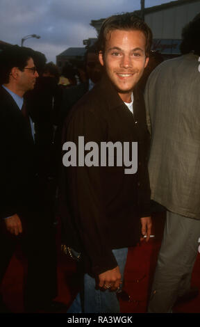 WESTWOOD, CA - luglio 8: Attore Stephen Dorff assiste Premiere mondiale di Columbia Pictures' 'In linea di fuoco" di luglio 8, 1993 al Mann Village Theatre di Westwood, California. Foto di Barry re/Alamy Stock Photo Foto Stock