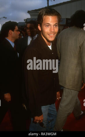 WESTWOOD, CA - luglio 8: Attore Stephen Dorff assiste Premiere mondiale di Columbia Pictures' 'In linea di fuoco" di luglio 8, 1993 al Mann Village Theatre di Westwood, California. Foto di Barry re/Alamy Stock Photo Foto Stock