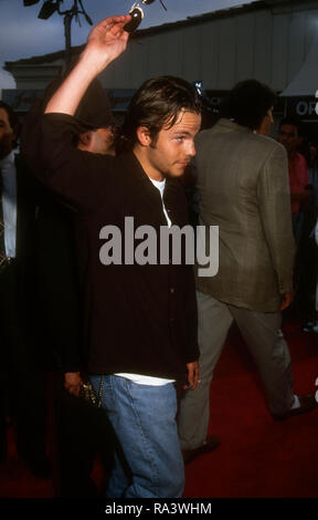 WESTWOOD, CA - luglio 8: Attore Stephen Dorff assiste Premiere mondiale di Columbia Pictures' 'In linea di fuoco" di luglio 8, 1993 al Mann Village Theatre di Westwood, California. Foto di Barry re/Alamy Stock Photo Foto Stock