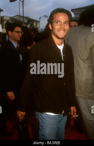 WESTWOOD, CA - luglio 8: Attore Stephen Dorff assiste Premiere mondiale di Columbia Pictures' 'In linea di fuoco" di luglio 8, 1993 al Mann Village Theatre di Westwood, California. Foto di Barry re/Alamy Stock Photo Foto Stock