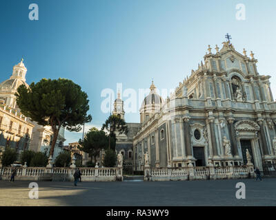 PIazza del Duomo con la cattedrale di Sant'Agata (Sant'Agata) a destra e la Chiesa della Badia di Sant'Agata a sinistra, Catania, Sicilia, Italia. Foto Stock