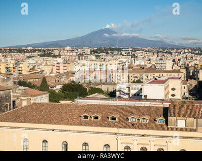 Catania skyline guardando verso il monte Etna, un vulcano attivo, isola di Sicilia, Italia Foto Stock