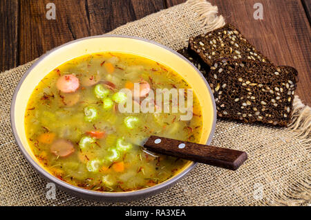 Zuppa di lenticchie, salsicce e verdure. Foto Studio Foto Stock