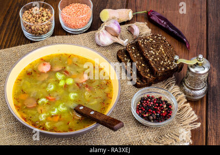 Zuppa di lenticchie, salsicce e verdure. Foto Studio Foto Stock