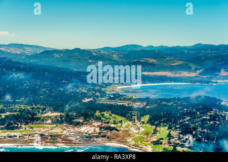 Foto aerea di Pacific Grove sulla penisola di Monterey in California visto dal piano. in una giornata di sole. Foto Stock
