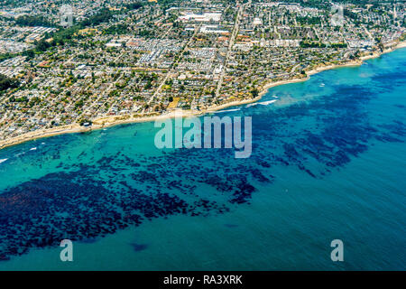 Vista aerea della spiaggia presso la città di Santa Cruz su una soleggiata giornata estiva. Foto Stock