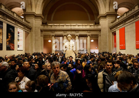 Grande folla di visitatori nella sala di ingresso del Metropolitan Museum of Art (TEM), 1000 Fifth Avenue, Manhattan Upper East Side, New York, NY, USA. Foto Stock