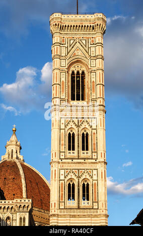 Firenze, Italia. Il campanile (campanile), progettato da Giotto e costruita tra il 1334 e il 1359, nella luce della sera Foto Stock