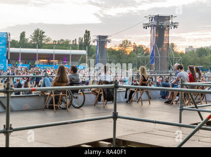 KIEV, UCRAINA - Luglio 05, 2018: le persone godono di concerto dal vivo al posto speciale per disabili presso la Atlas Festival Weekend in Expocenter nazionale. Foto Stock