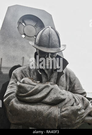 Vigili del fuoco caduti memorial 'ultimo allarme', Fire & Marine station 334 Queens Quay West, Harbourfront District, Toronto, Ontario, Canada Foto Stock