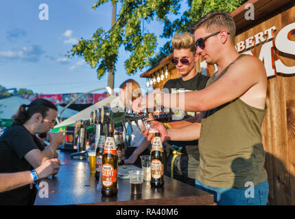 KIEV, UCRAINA - Luglio 08, 2018: Giovani baristi lavorano in Robert Doms beer bar all'aperto presso la Atlas Festival Weekend in Expocenter nazionale. Robert Doms Foto Stock