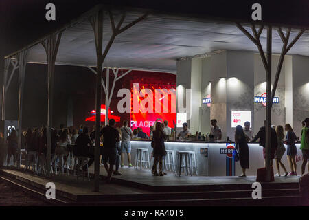 KIEV, UCRAINA - Luglio 08, 2018: la gente visita martini bar all'aperto presso la Atlas Festival Weekend in Expocenter nazionale. Bacardi è la più grande famiglia ow Foto Stock