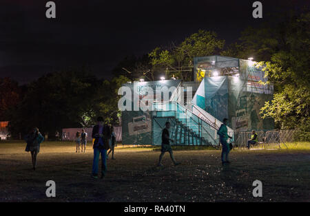 KIEV, UCRAINA - Luglio 08, 2018: le persone godono di concerto dal vivo e visita notturna in stile georgiano Borjomi acqua minerale frizzante stand Atlas Weekend Festival Foto Stock