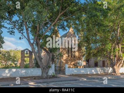 CLANWILLIAM, SUD AFRICA, 28 agosto 2018: la storica chiesa anglicana in Clanwilliam nella provincia del Capo occidentale. Il Belfry e il campanile sono visibili Foto Stock