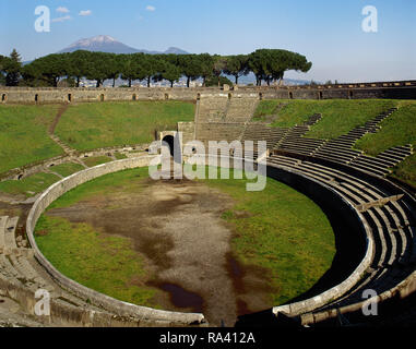 L'Italia. Pompei. L'Anfiteatro. Esso è stato costruito intorno al 80 A.C. Vista panoramica. Campania. Foto Stock