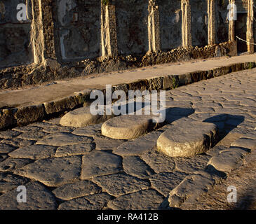 L'Italia. Pompei. Attraversamento pedonale di Via della Fortuna. Pietre miliari per i pedoni che attraversano la strada senza dirtyng i loro piedi. Pompei non ha avuto un adeguato liquame o sistema di drenaggio. Campania. Foto Stock