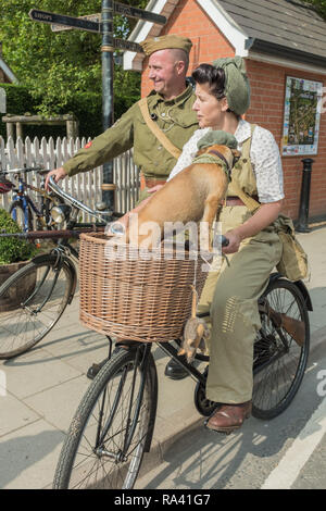 Estate, Woodhall Spa 1940s Festival. Uomo Donna e cane vestito in autentica 1940 abito, per celebrare la vita sulla home front durante gli anni di guerra. Foto Stock