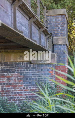 In disuso e GNR LNWR linea ferroviaria che una volta attraversato il Grantham e Nottingham canal nella valle di Belvoir. Nottinghamshire, England, Regno Unito Foto Stock