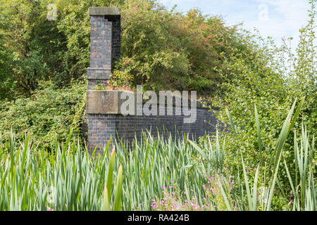 In disuso e GNR LNWR linea ferroviaria che una volta attraversato il Grantham e Nottingham canal nella valle di Belvoir. Nottinghamshire, England, Regno Unito Foto Stock