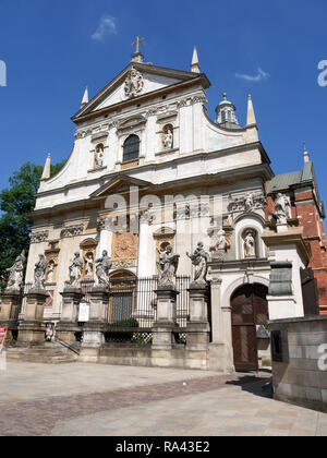 Chiesa di San Pietro e di San Paolo a Cracovia in Polonia con la sua splendida facciata con finestre vestito per la Solennità del Corpus Domini Foto Stock