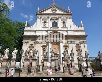 Chiesa di San Pietro e di San Paolo a Cracovia in Polonia con la sua splendida facciata con finestre vestito per la Solennità del Corpus Domini Foto Stock