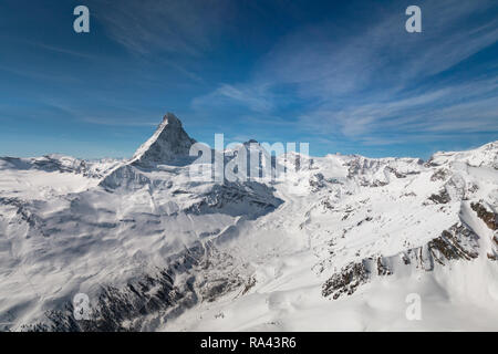Vista aerea del maestoso e famosa in tutto il mondo Monte Cervino davanti a un cielo blu, Svizzera Foto Stock