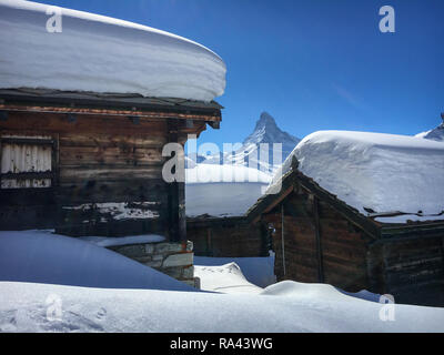 Cottage con un sacco di neve sul tetto nella parte anteriore del monte Cervino, Zermatt, Svizzera Foto Stock