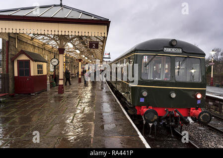 Anni sessanta diesel multiple uint treno. Sera d'inverno a Ramsbottom stazione sulla East Lancashire Railway. Foto Stock