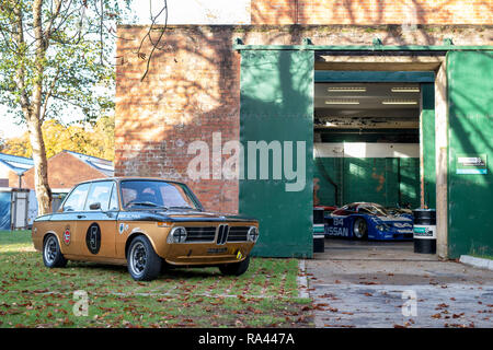 1972 BMW 2002 a Bicester Heritage Centre autunno domenica evento scramble. Bicester, Oxfordshire, Regno Unito Foto Stock