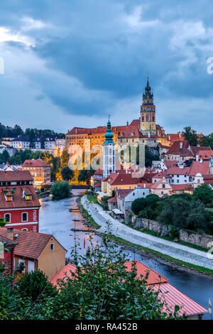 Il Castello di Krumlov (dotate di Round Tower), case e Moldava (Moldau) River, Cesky Krumlov, Repubblica Ceca Foto Stock