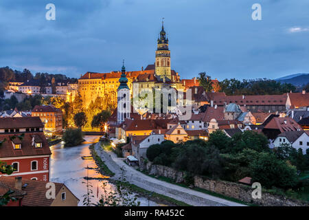 Il Castello di Krumlov (dotate di Round Tower), case e Moldava (Moldau) River, Cesky Krumlov, Repubblica Ceca Foto Stock