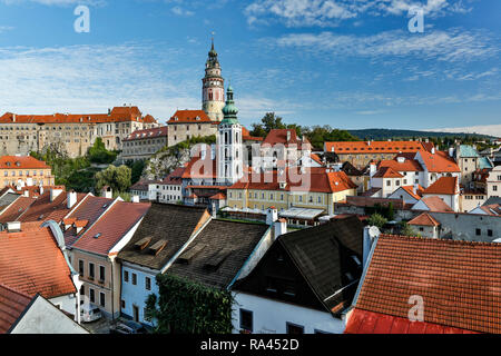 Il Castello di Krumlov (dotate di Round Tower), San Jost chiesa (torre campanaria sotto) e case, Cesky Krumlov, Repubblica Ceca Foto Stock