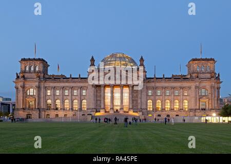 Il palazzo del Reichstag al crepuscolo, Berlino, Germania Foto Stock