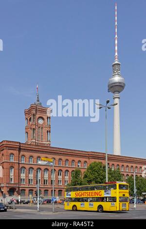 Sightseeing bus davanti Rotes Rathaus, Fernsehturm, Berlino, Germania Foto Stock