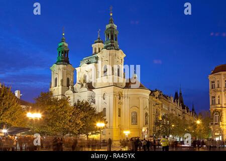 La Chiesa di San Nicola, crepuscolo, Lesser Town Square, Praga, Repubblica Ceca Foto Stock